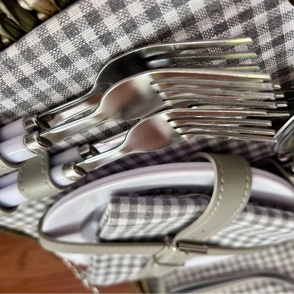 Picnic Basket for 4 People. Complete with Built-in Insulated Compartment - Picture 7 of 13